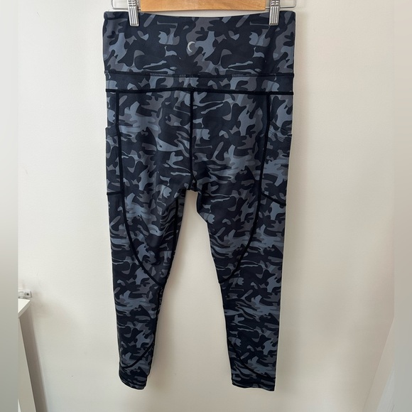 Zyia Grey Camo Cropped Leggings size 12 - Picture 3 of 6